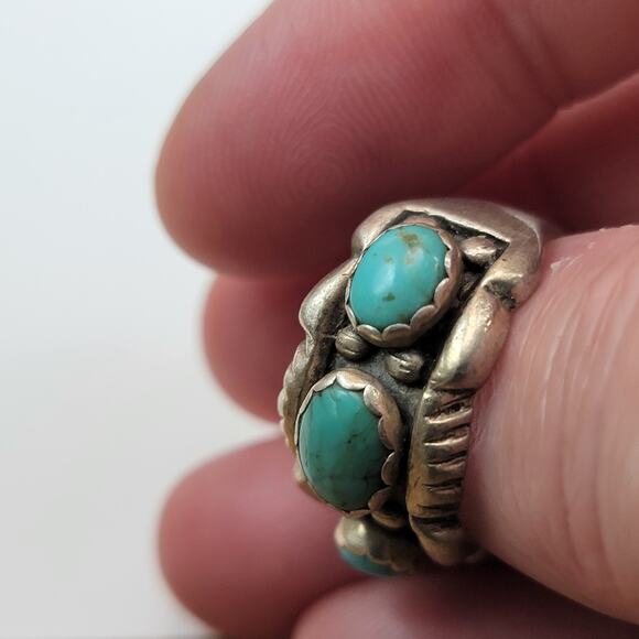 Vintage Silver Turquoise Ring with Unique Native American Design and Detailing - Picture 7 of 10